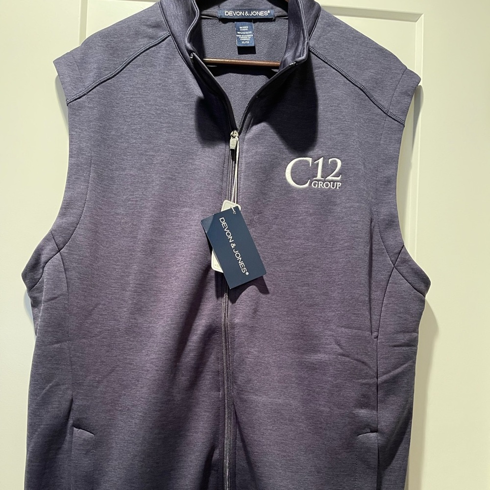 Men’s NEW W/ TAGS Devon & Jones Vest
